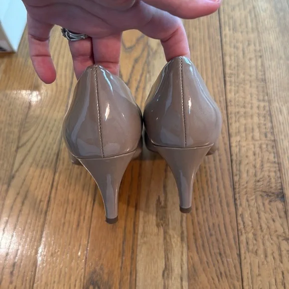 ✨ Bandolino Classic Tan Patent Heels — Size 8 ✨ - Picture 3 of 5